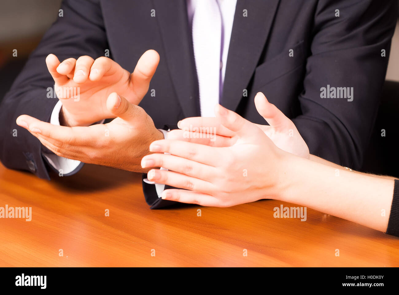 Clapping hands in office Banque D'Images