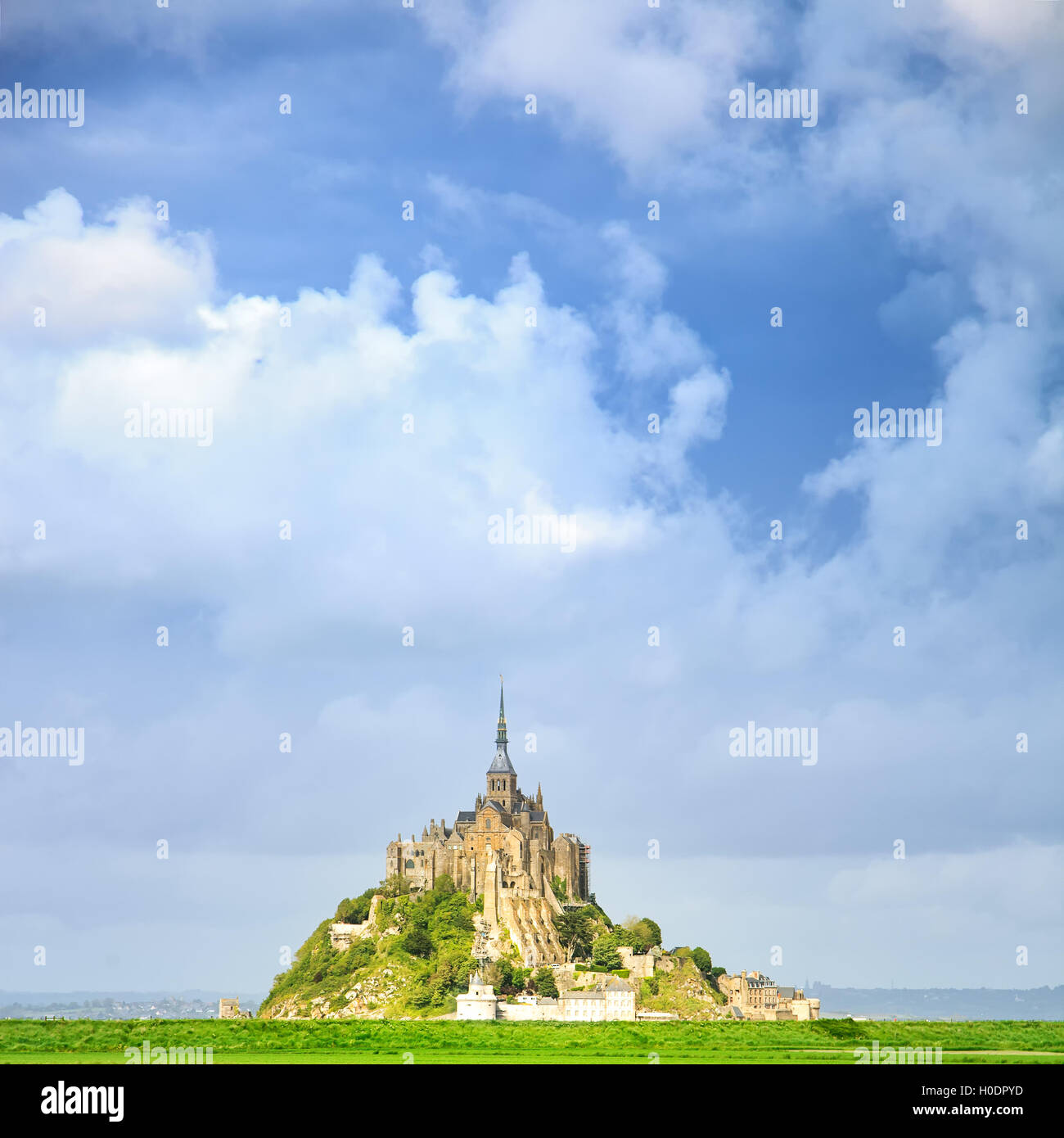 Monastère du Mont Saint Michel vue et terrain vert. Site du patrimoine de l'Unesco. Normandie, France, Europe. Banque D'Images