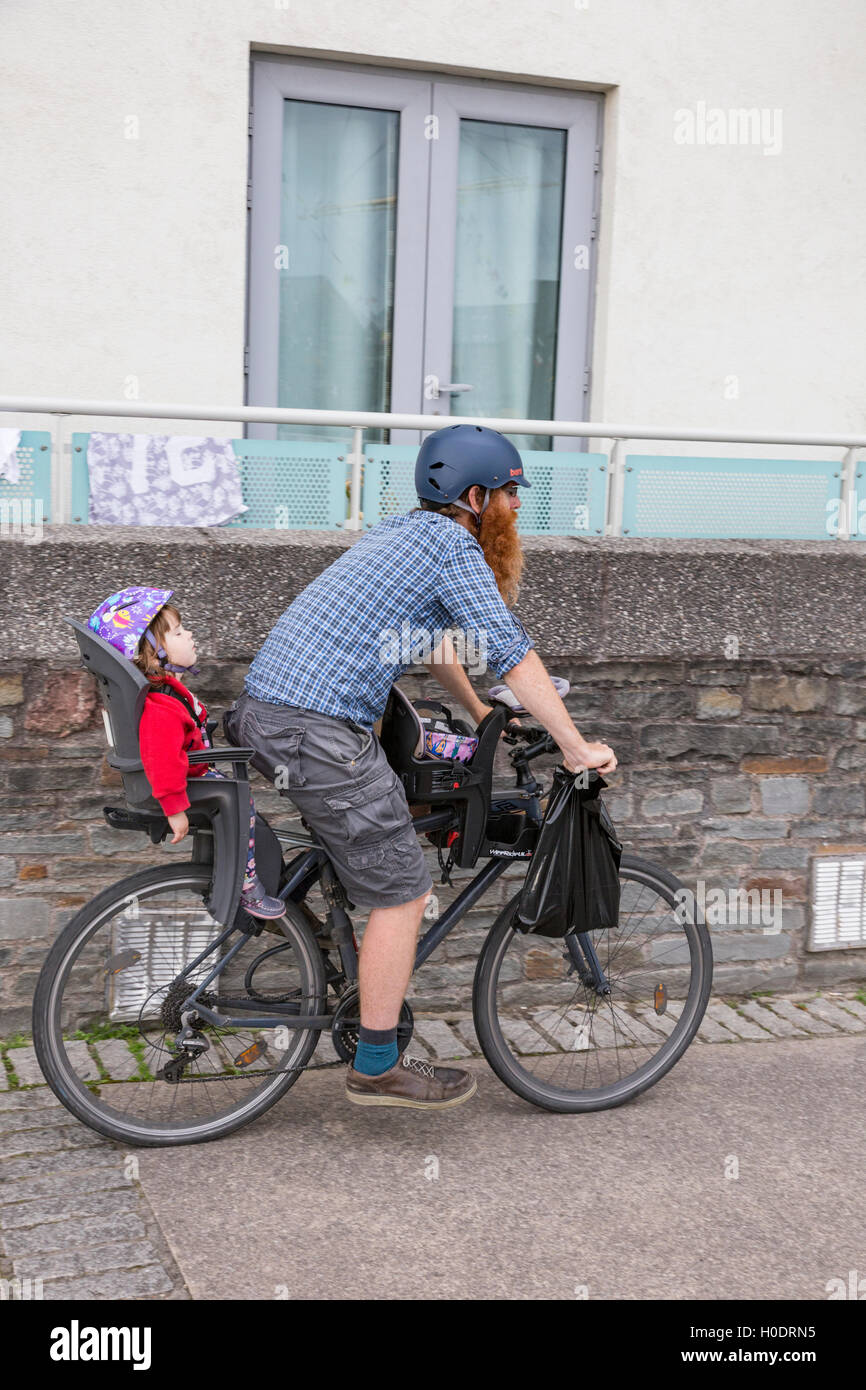 Vélo parent avec l'enfant dans le siège, England, UK Banque D'Images