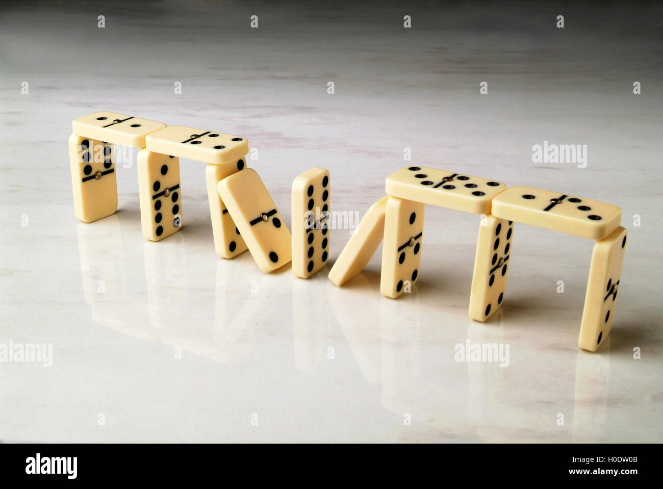 Construction faite avec des dominos sur un fond neutre Banque D'Images