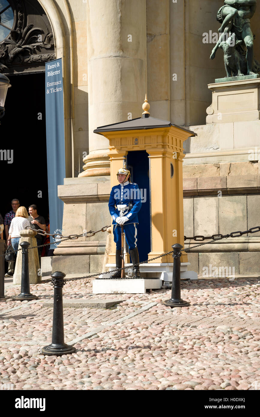 La garde à l'entrée du Palais Royal sur l'île de Gamla Stan, Stockholm, Suède. Banque D'Images