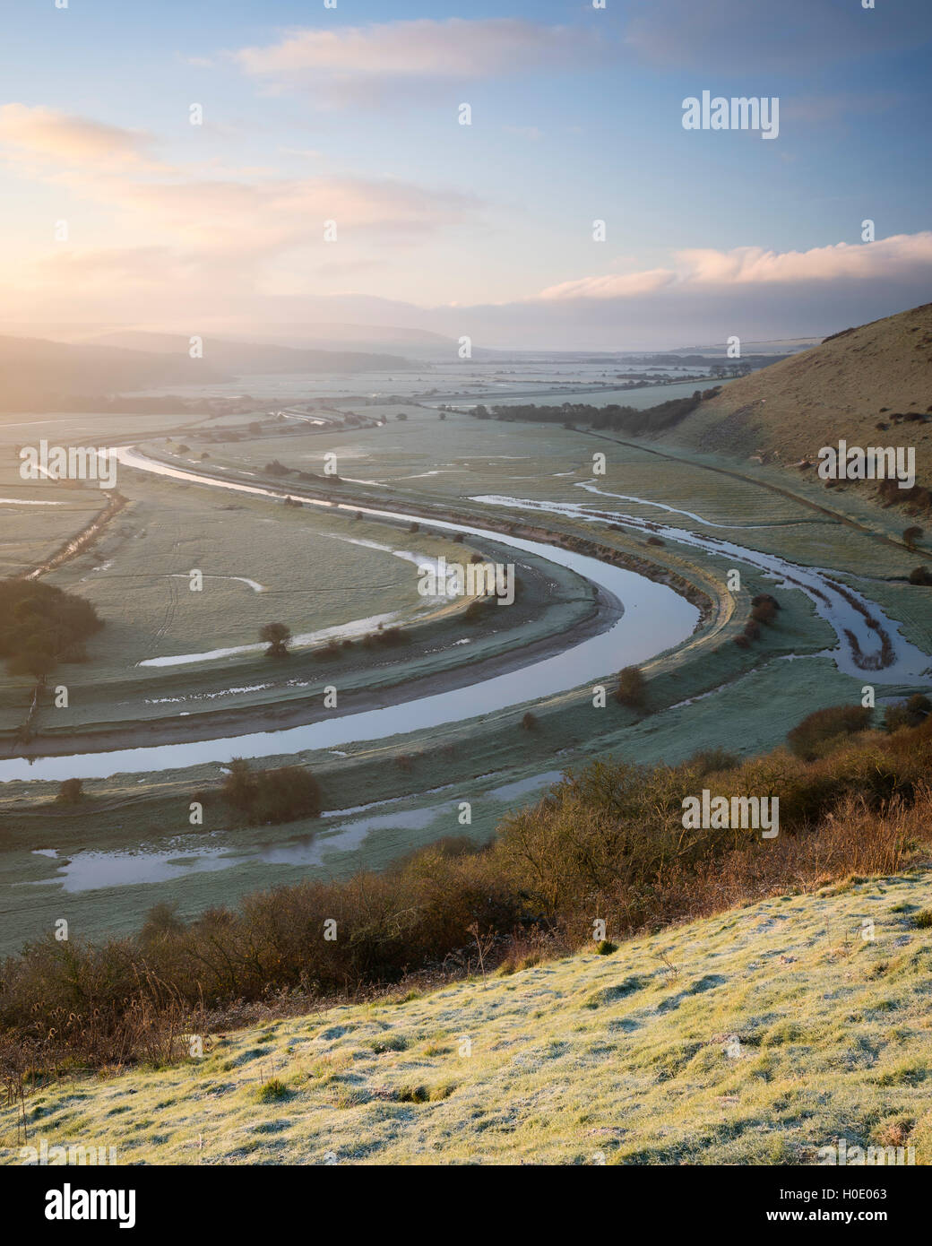 Vue sur la vallée et la rivière Cuckmere Cuckmere près de 1 156 km sur un hivers matin. Alfriston, East Sussex, England, UK Banque D'Images