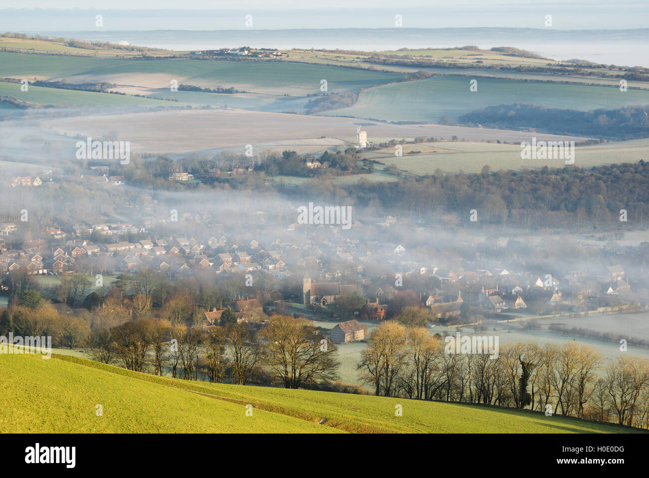 Mist tourbillonnant autour du village de Kingston dans les South Downs Parc National près de Lewes. East Sussex, England, UK Banque D'Images