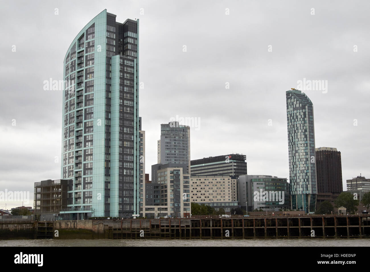 Alexandra tour à princes dock et d'autres bâtiments du secteur riverain Liverpool Merseyside UK Banque D'Images