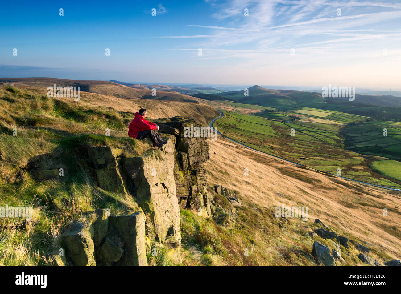 Un promeneur assis sur Shining Tor à vers Shutlinsloe, parc national de Peak District, Cheshire. Banque D'Images