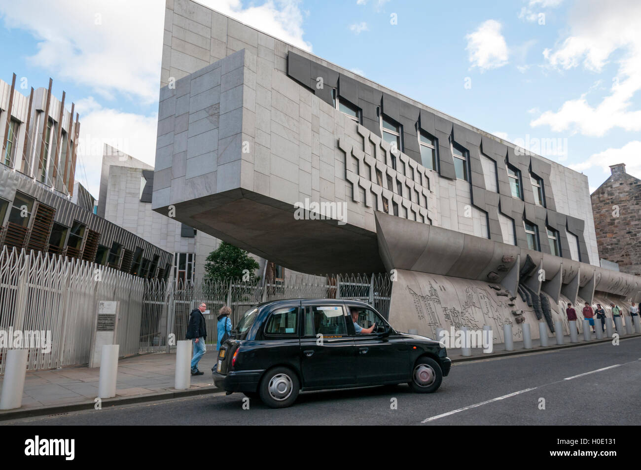 Un taxi noir à l'extérieur du bâtiment du parlement écossais à Édimbourg. Banque D'Images