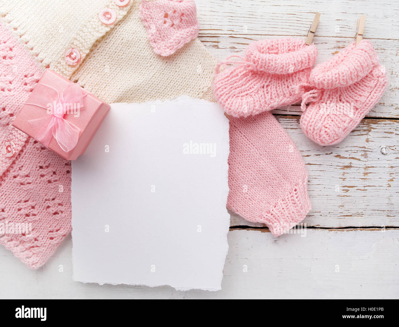 Vetements Bebe Fille Avec Carte Vierge Sur Fond De Bois Blanc Mise A Plat Voir L Owerhad Photo Stock Alamy Vetements Bebe Fille Avec Carte Vierge Sur Fond De Bois Blanc Mise A Plat Voir L Owerhad Photo Stock Alamy