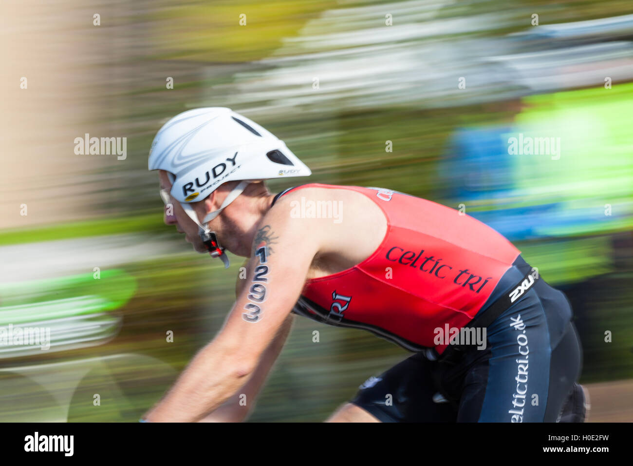 Tenby 2016 Ironman les cyclistes aux suivis et carew vitesse montrant floue Banque D'Images