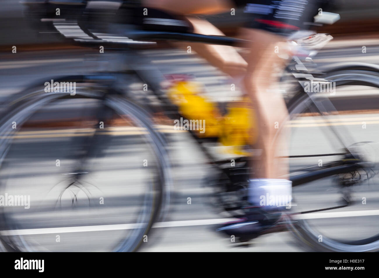 Tenby 2016 Ironman les cyclistes aux suivis et carew vitesse montrant floue Banque D'Images