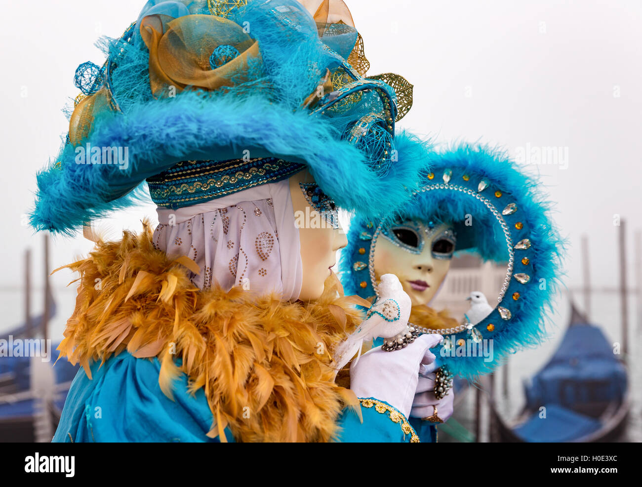 Une femme avec un miroir habillé pour le Carnaval de Venise, Vénétie, Italie Banque D'Images