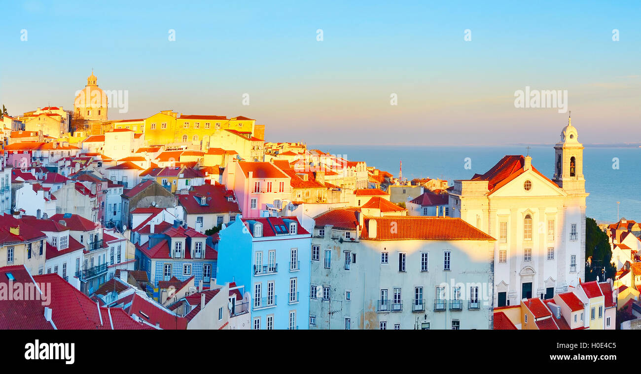 Vue du coucher de soleil d'Alfama - Vieille ville de Lisbonne. Portugal Banque D'Images