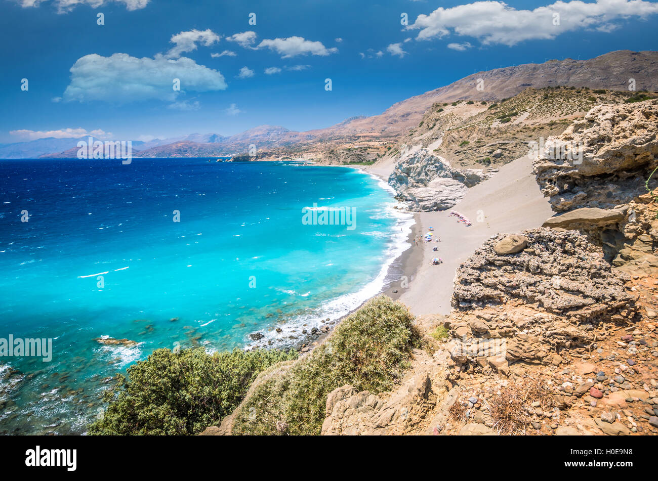 Agios Pavlos plage dans l'île de Crète, Grèce. Les touristes se détendre et bain dans l'eau cristalline de Saint Paul dune plage. Banque D'Images
