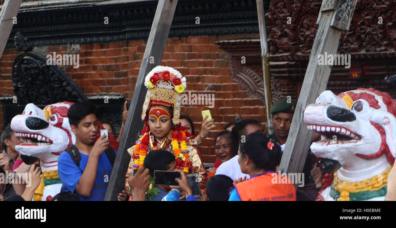 Katmandou, Népal. 20 Sep, 2016. Dieu Vivant Seigneur Bhairav est présenté pour le défilé de char pendant le dernier jour de la célébration du festival de Hanuman Dhoka Indrajatra dans Durbar Square de Kathmandu.Indra Jatra est un festival de huit jours avec un défilé de char consacré à la Déesse Kumari, Seigneur Ganesh et Bhairav, ainsi que d'adoration d'Indra, le roi des dieux. Credit : Archana Shrestha/Pacific Press/Alamy Live News Banque D'Images