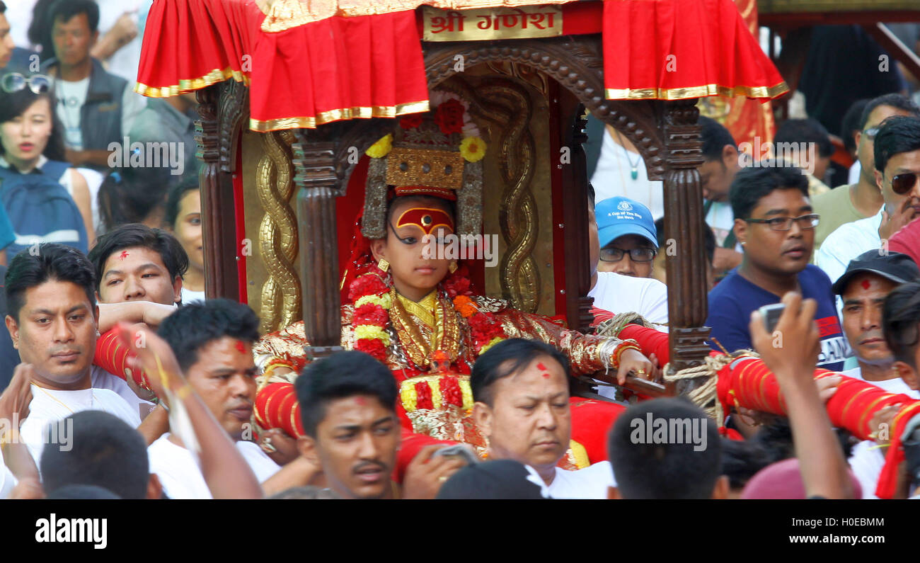 Katmandou, Népal. 20 Sep, 2016. Dieu Vivant Seigneur Ganesha est présenté pour le défilé de char pendant le dernier jour de la célébration du festival de Hanuman Dhoka Indrajatra dans Durbar Square de Kathmandu.Indra Jatra est un festival de huit jours avec un défilé de char consacré à la Déesse Kumari, Seigneur Ganesh et Bhairav, ainsi que d'adoration d'Indra, le roi des dieux. Credit : Archana Shrestha/Pacific Press/Alamy Live News Banque D'Images