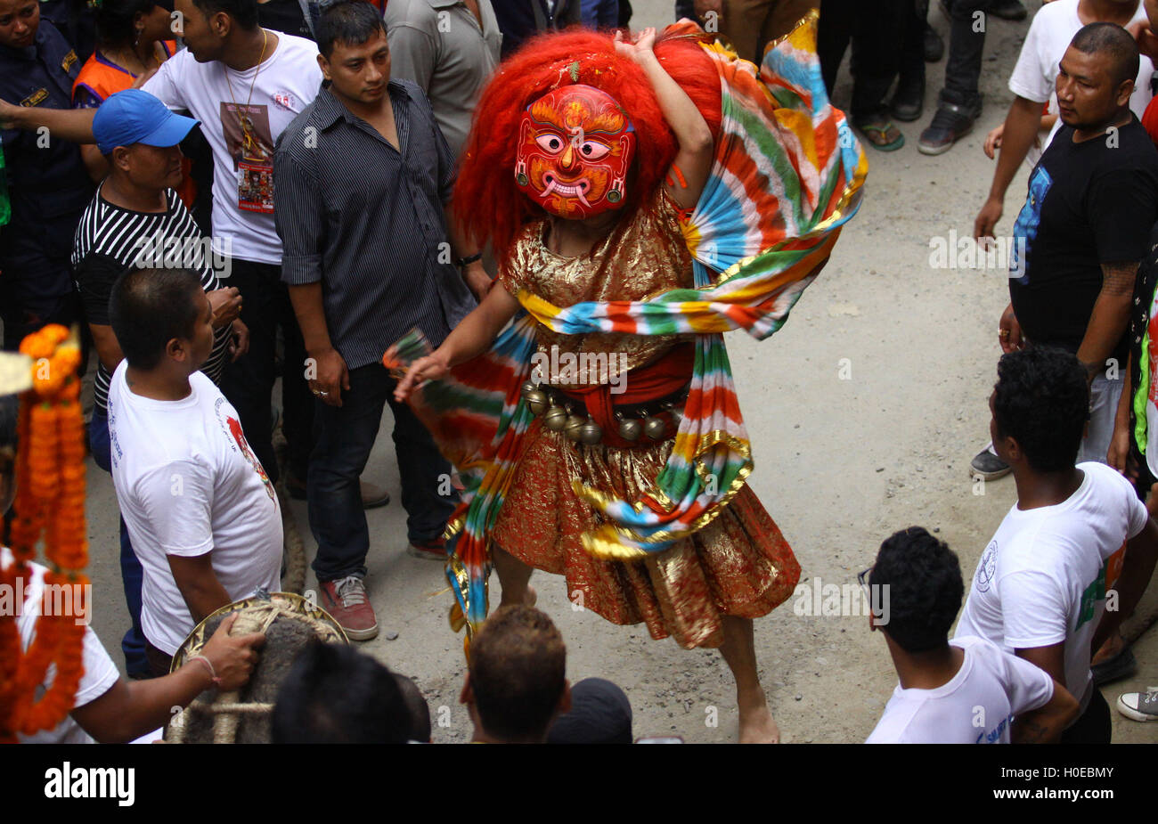 Katmandou, Népal. 20 Sep, 2016. Danseur masqué 'Lakhe' effectue au cours de la dernière journée de célébration du festival de Hanuman Dhoka Indrajatra dans Durbar Square de Kathmandu.Indra Jatra est un festival de huit jours avec un défilé de char consacré à la Déesse Kumari, Seigneur Ganesh et Bhairav, ainsi que d'adoration d'Indra, le roi des dieux. Credit : Archana Shrestha/Pacific Press/Alamy Live News Banque D'Images