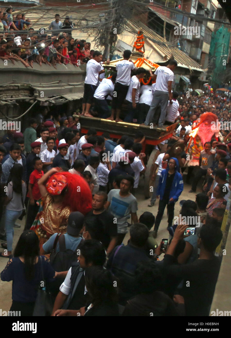 Katmandou, Népal. 20 Sep, 2016. Les dévots népalais participer au défilé de char pendant le dernier jour de la célébration du festival de Hanuman Dhoka Indrajatra dans Durbar Square de Kathmandu.Indra Jatra est un festival de huit jours avec un défilé de char consacré à la Déesse Kumari, Seigneur Ganesh et Bhairav, ainsi que d'adoration d'Indra, le roi des dieux. Credit : Archana Shrestha/Pacific Press/Alamy Live News Banque D'Images