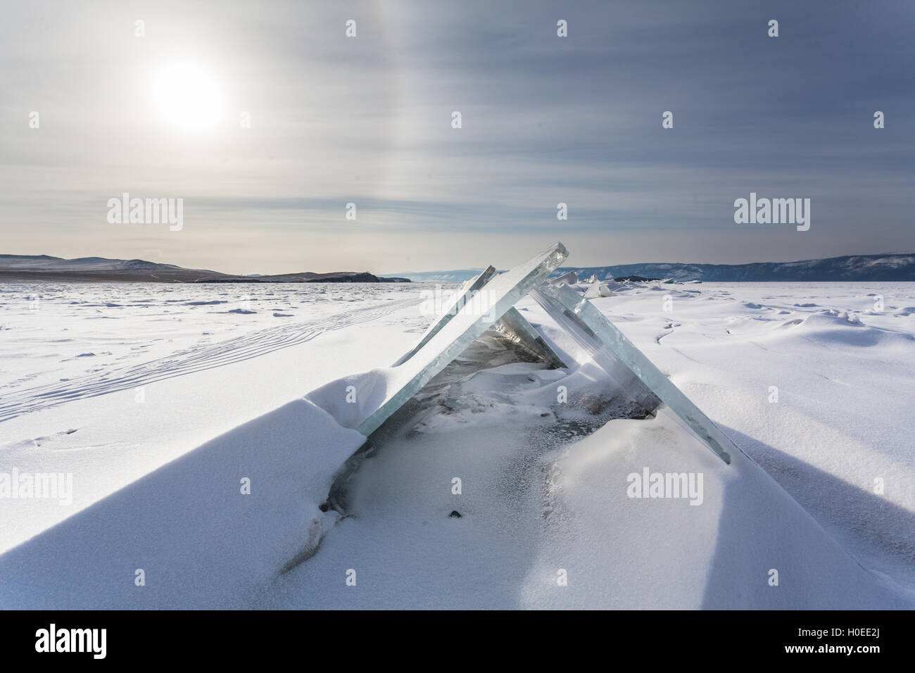 Transparent Triangle de blocs de glace et le soleil. Le lac Baïkal Banque D'Images