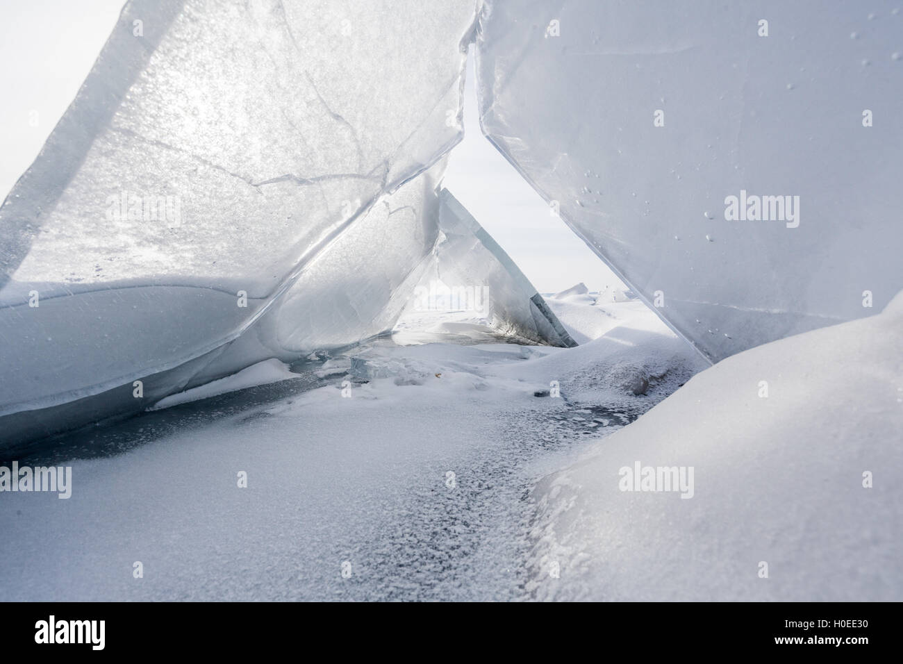 Transparent Triangle de blocs de glace et le soleil. Le lac Baïkal Banque D'Images