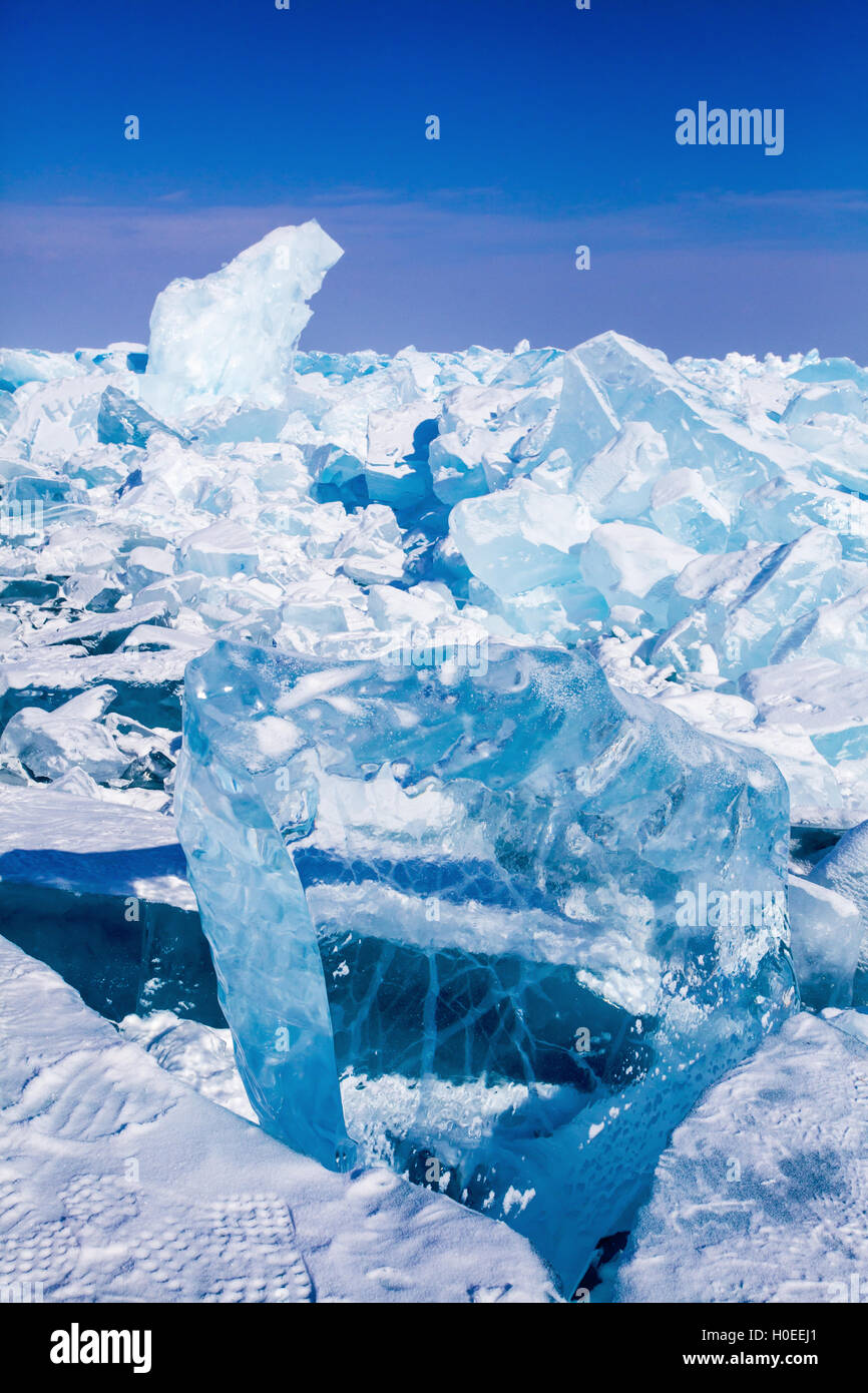 Des blocs de glace, neige et ciel au lac Baikal Banque D'Images