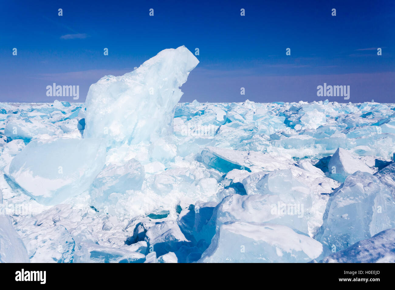 Des blocs de glace, neige et ciel au lac Baikal Banque D'Images