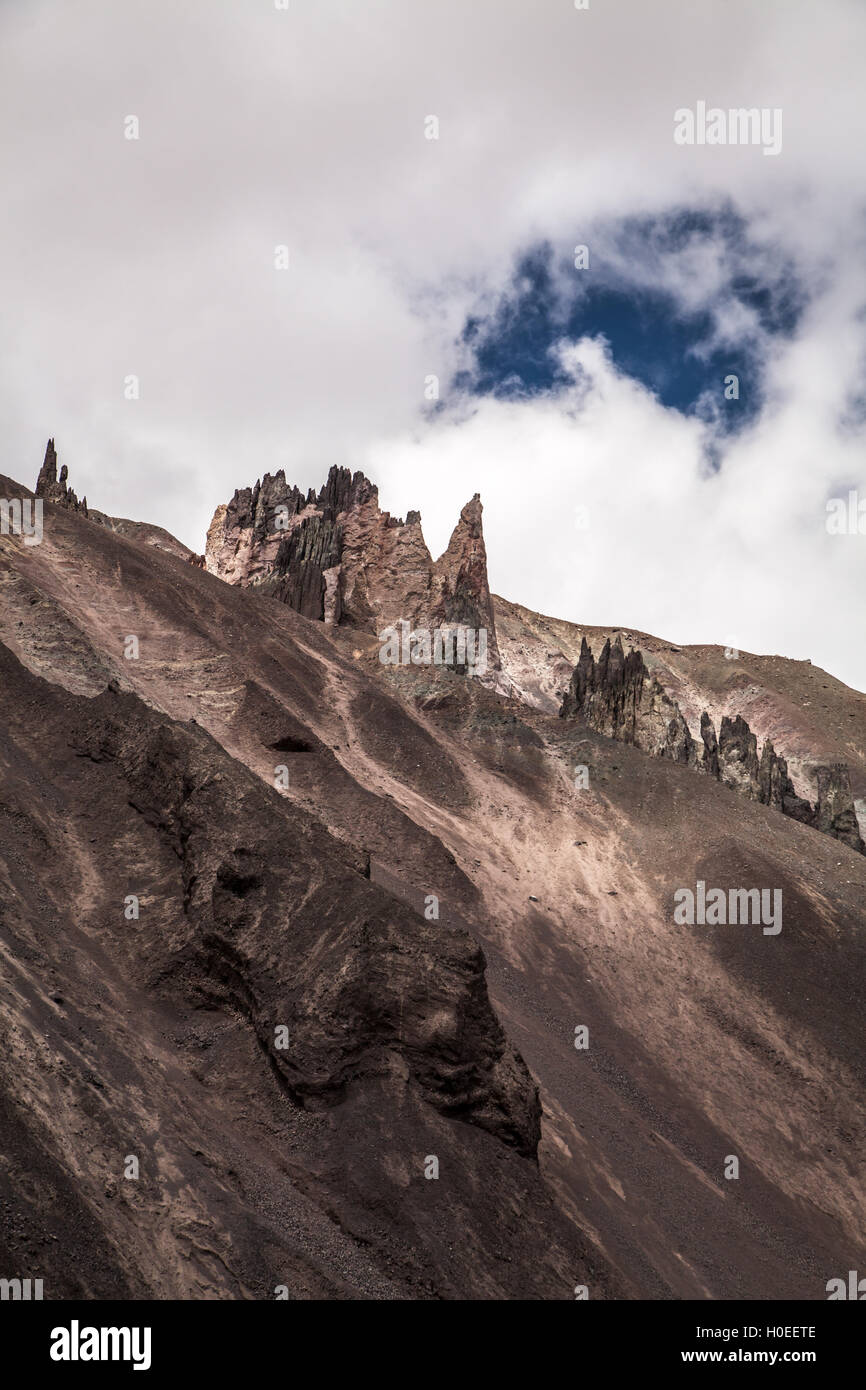 Étrange comme une falaise près du château le pic Lénine. Région du Pamir. Kirghizistan Banque D'Images