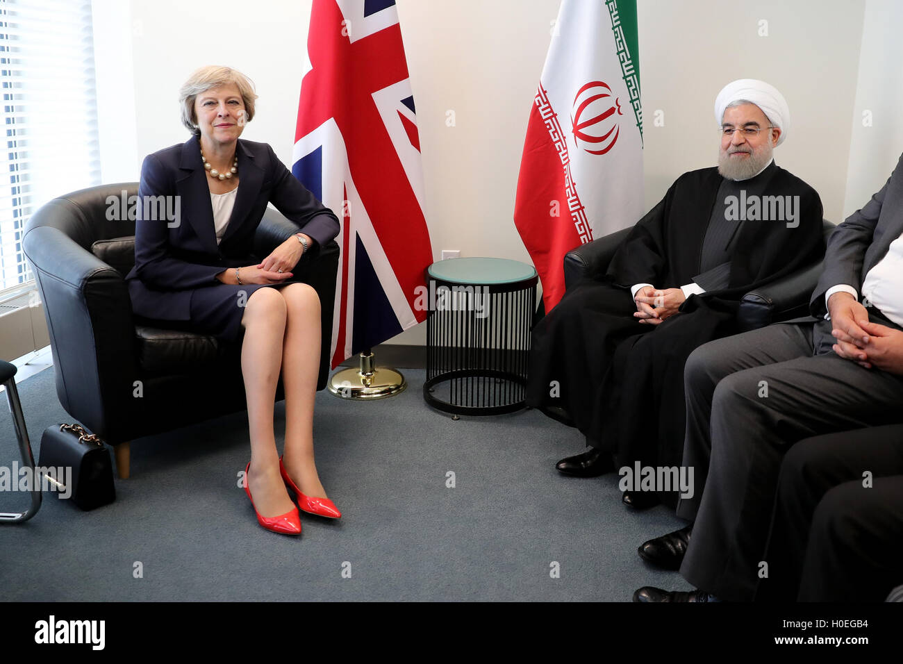 Premier ministre Theresa mai et le président de l'Iran, Hassan Rohani parce qu'ils répondent avant une réunion bilatérale au cours de l'Assemblée générale des Nations Unies à New York. Banque D'Images