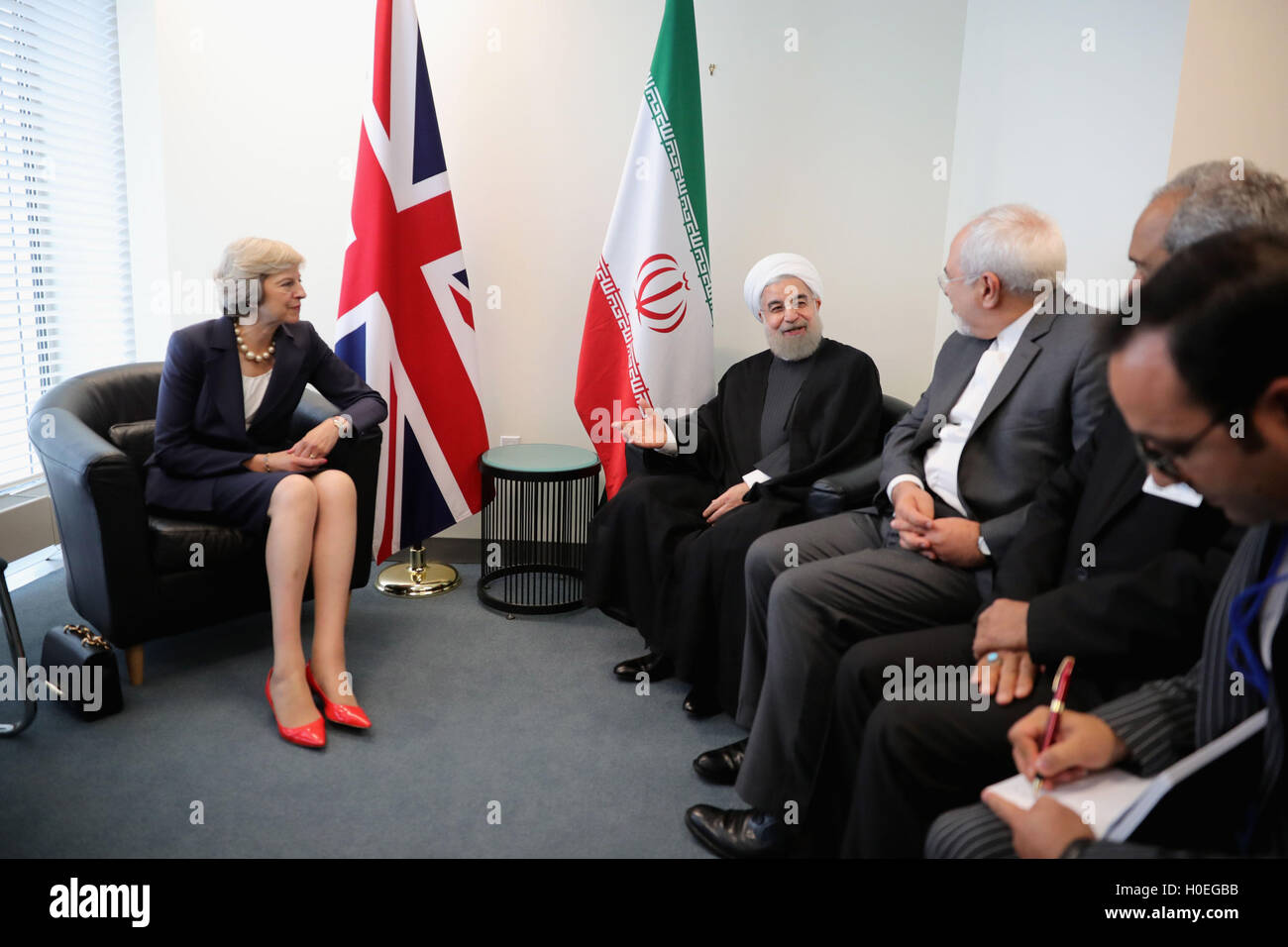 Premier ministre Theresa mai et le président de l'Iran, Hassan Rohani parce qu'ils répondent avant une réunion bilatérale au cours de l'Assemblée générale des Nations Unies à New York. Banque D'Images