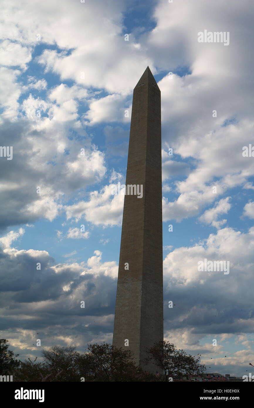 Washington monument avec ciel nuageux Banque D'Images