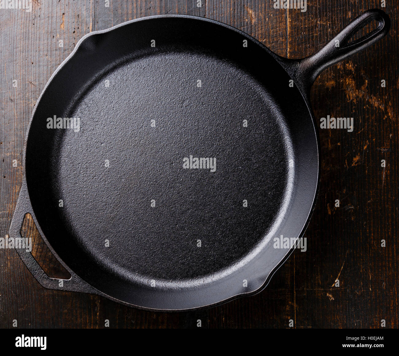 Fonte noire poêle vide sur fond de bois Banque D'Images
