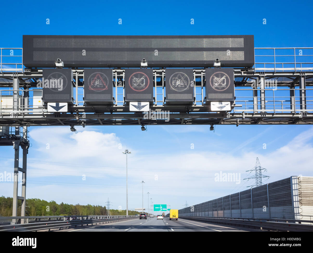 L'équipement de l'autoroute électronique, limite de vitesse d'exécution du trafic et de la signalisation des voies de circulation plus de caméras Banque D'Images