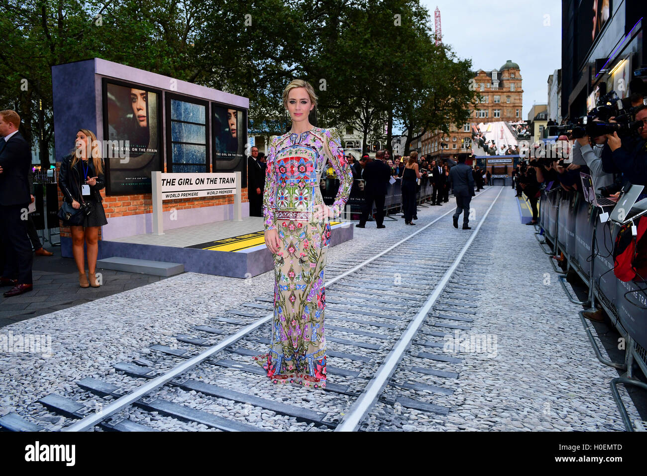 Emily Blunt assister à la première mondiale de la petite fille dans le Train à Leicester Square, Londres. Banque D'Images