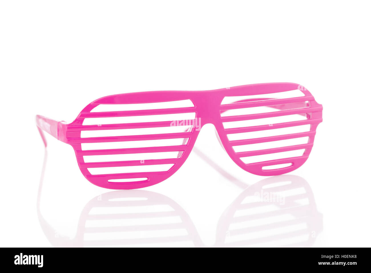 Pink 80's lunettes emplacement isolé sur fond blanc 3/4 voir Banque D'Images
