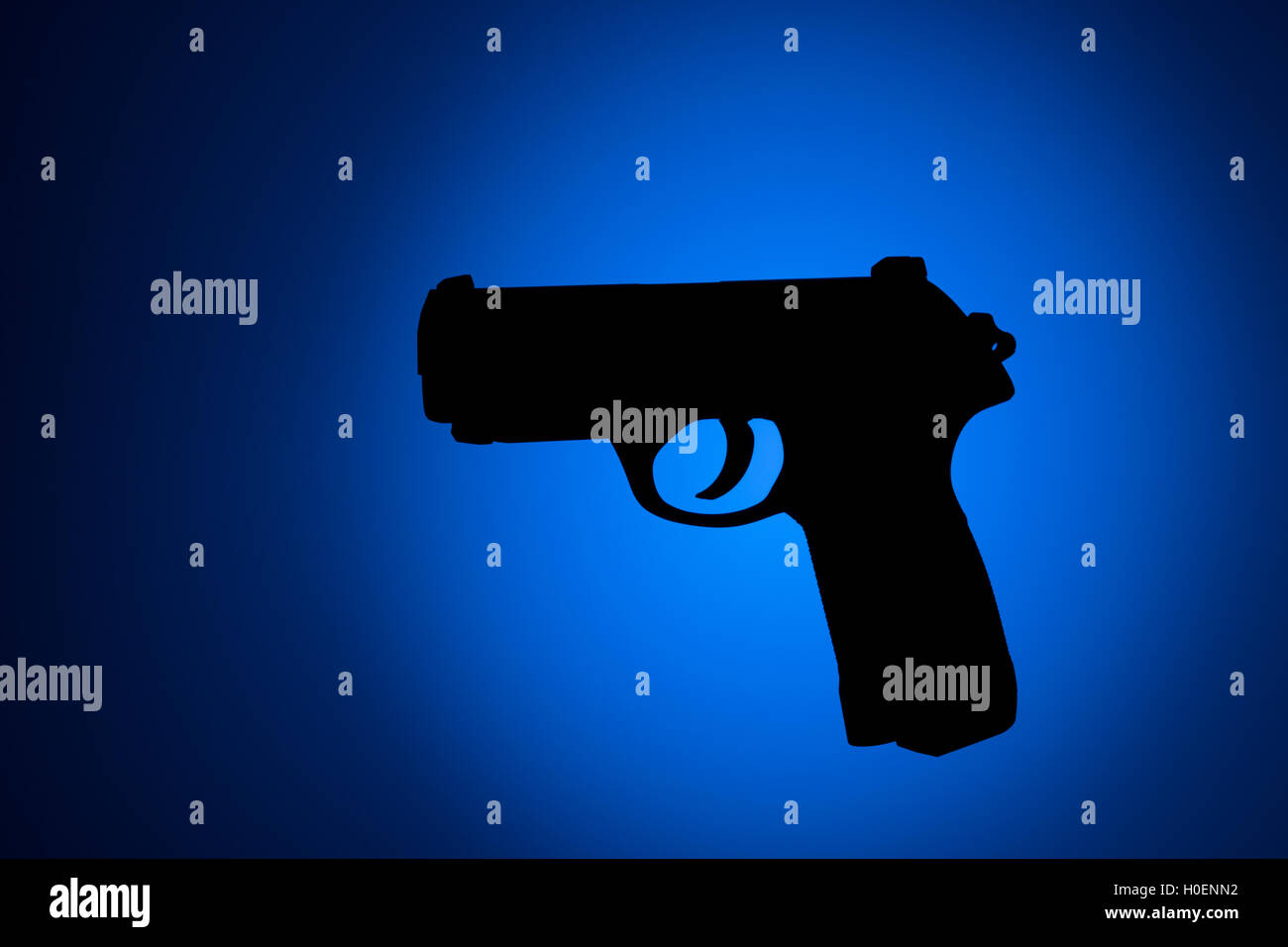 Handgun silouette avec fond noir et bleu Banque D'Images