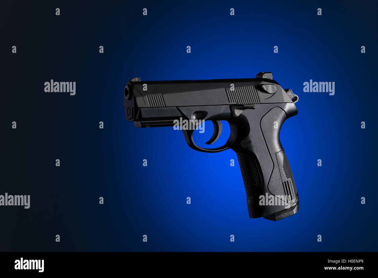 9mm fond automatique de l'armée noir bleu nettoyer close-up libre des armes à feu Le feu d'armes de poing modernes métallique isolée une personne nouvelle pisto Banque D'Images