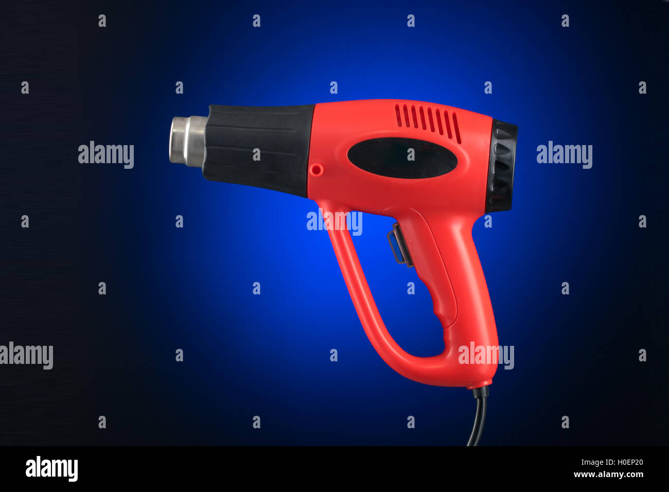 Pistolet thermique avec l'étiquette isolé sur fond bleu Banque D'Images