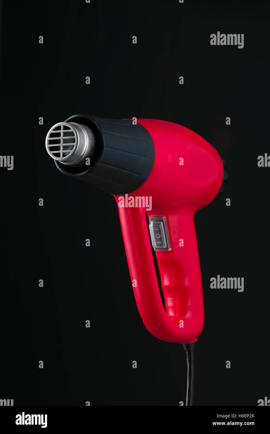 Pistolet à chaleur isolé sur fond noir Banque D'Images