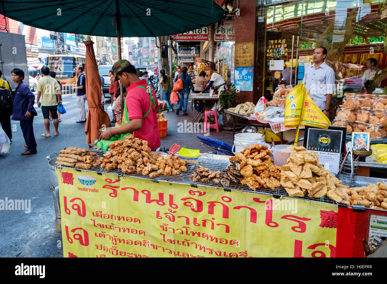 Un street food sur Yaowarat Road, Chinatown, Bangkok, Thaïlande. Banque D'Images