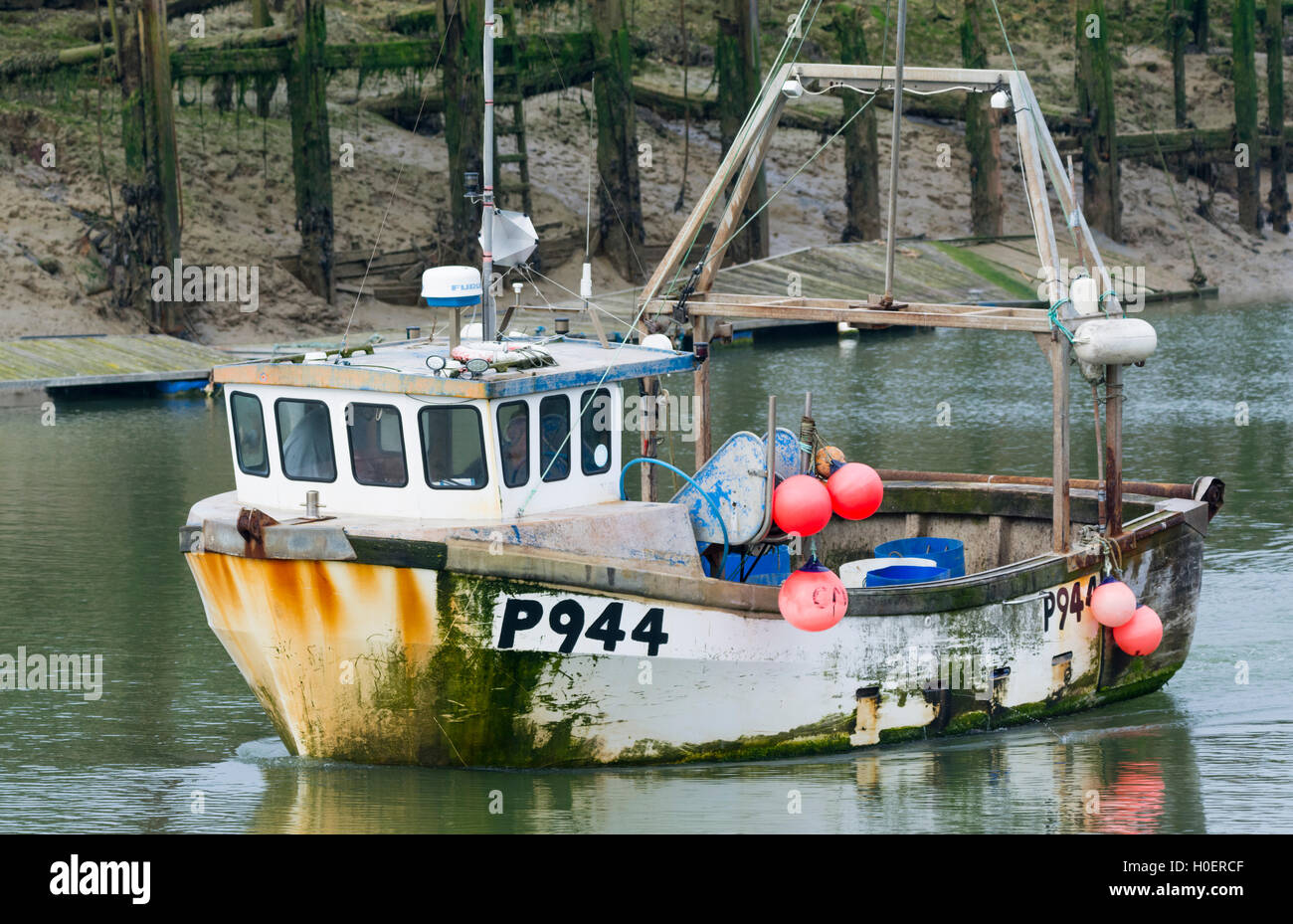 Rusty ancien bateau de pêche sur l'estuaire d'un fleuve. Banque D'Images