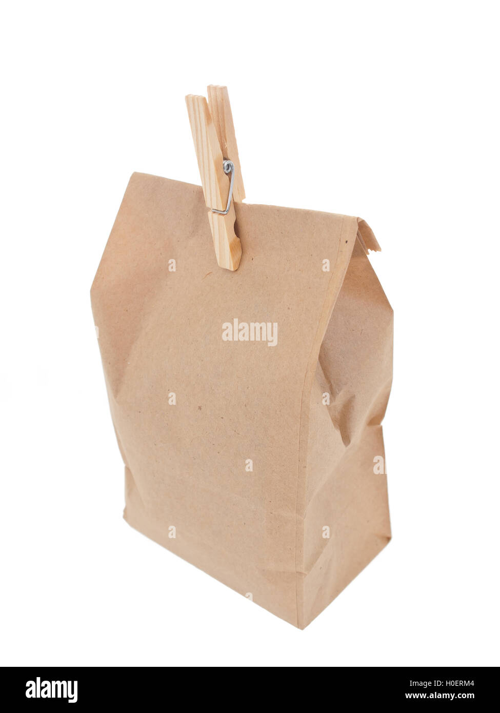 Vieux-fashied sac déjeuner avec une épingle à linge en bois 2 sur fond blanc Banque D'Images