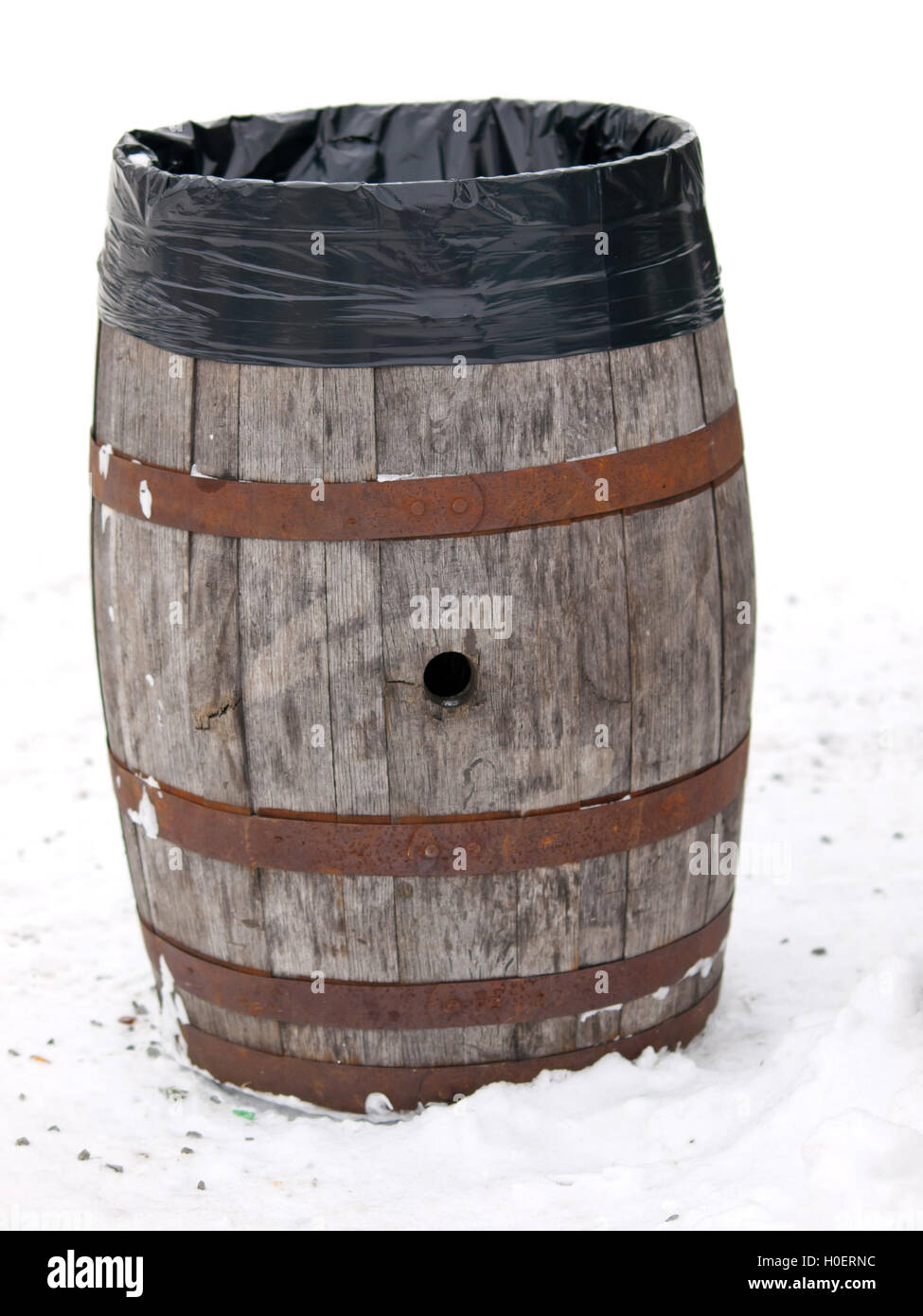 Ancienne en bois baril réutilisé comme poubelle dans station de ski Banque D'Images