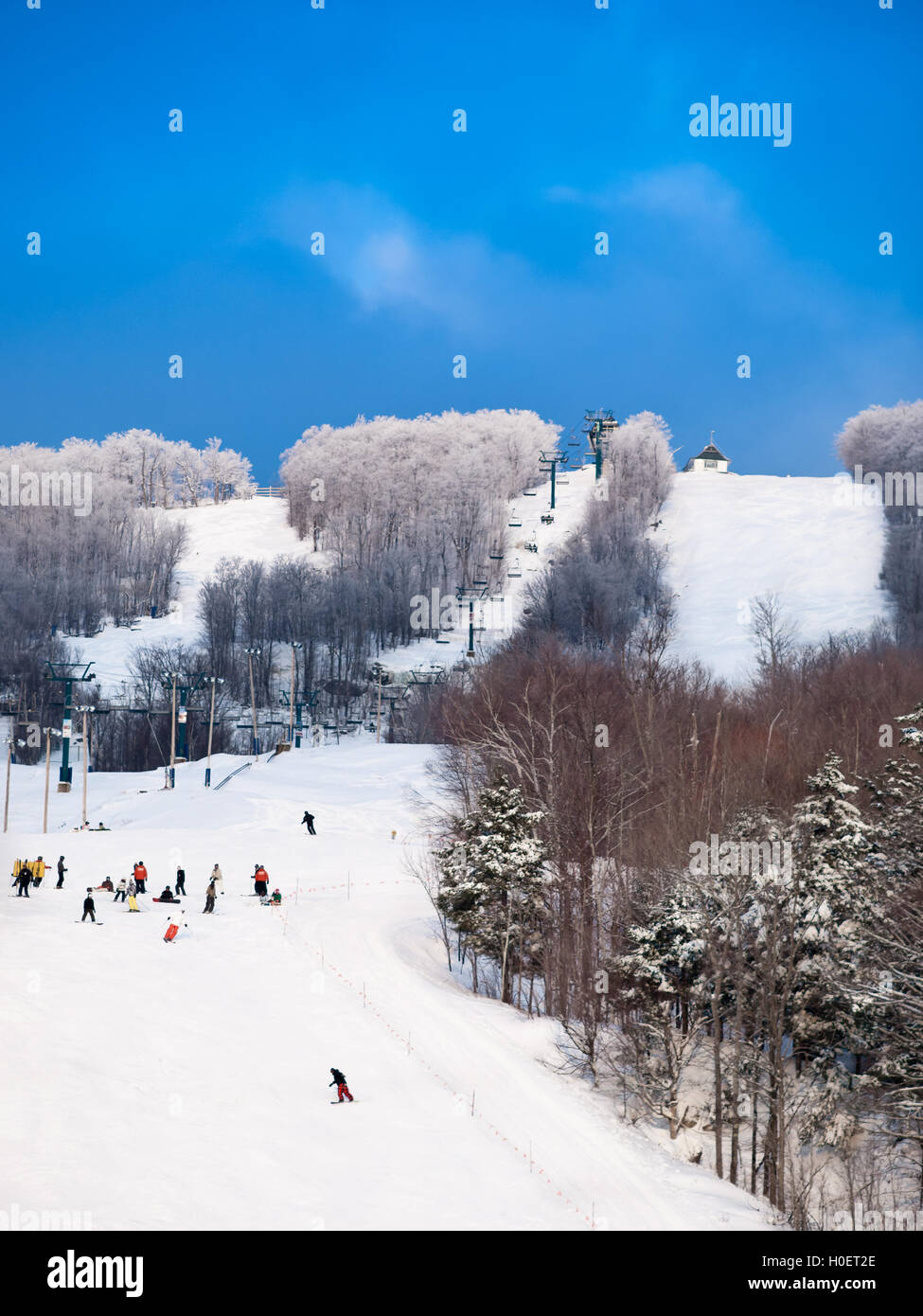 Vue générale les skieurs à Mont-Tremblant Banque D'Images
