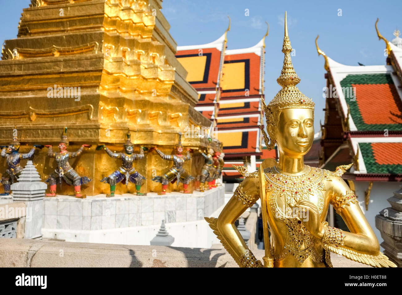Un golden kinnara statue au Temple du Bouddha d'Émeraude (Wat Phra Kaew), Grand Palace, Bangkok, Thaïlande. Banque D'Images