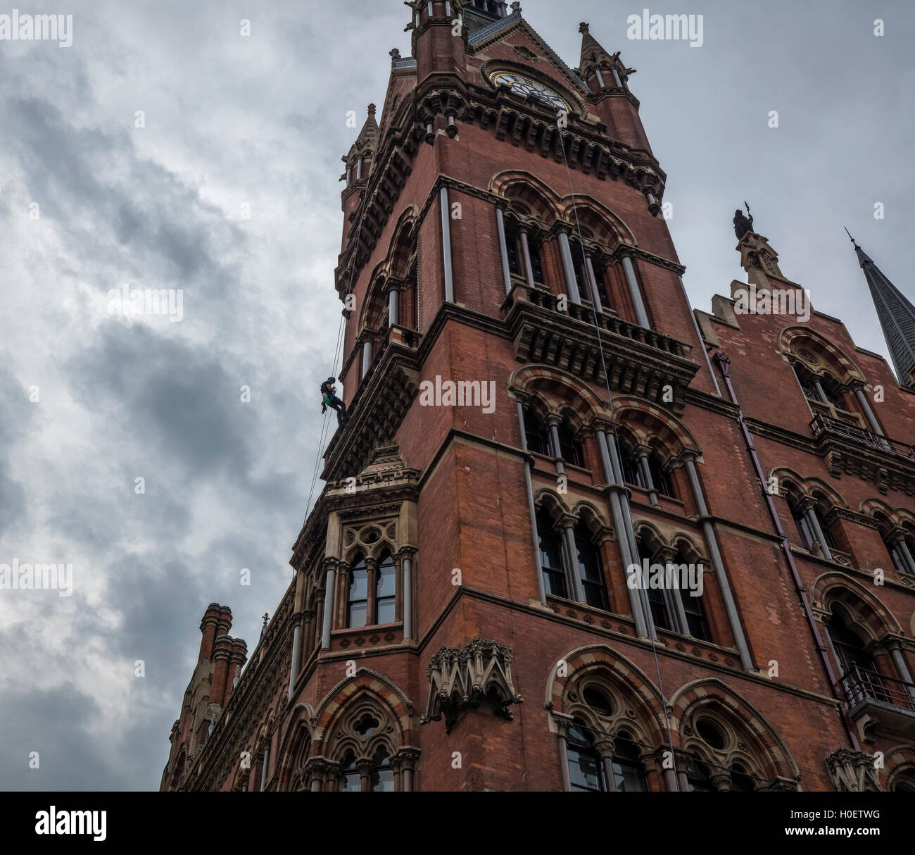 Nettoyage de vitres à l'extérieur de l'hôtel Renaissance dans Euston Road près de St Pancras et Kings Cross à Londres gares ferroviaires Banque D'Images