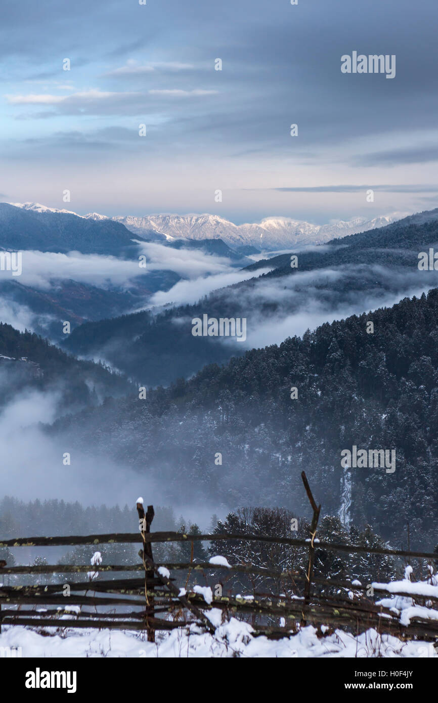 Des terres agricoles dans l'Himalaya, la neige, la vallée de Haa liés Bhoutan Banque D'Images