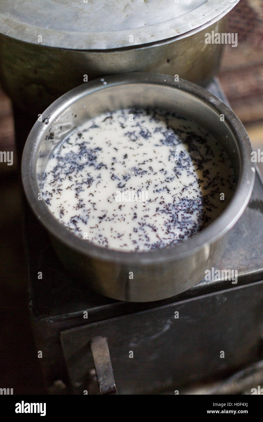 Pot de thé beurré sur un poêle à bois, une vallée d'Aha, Bhoutan Banque D'Images