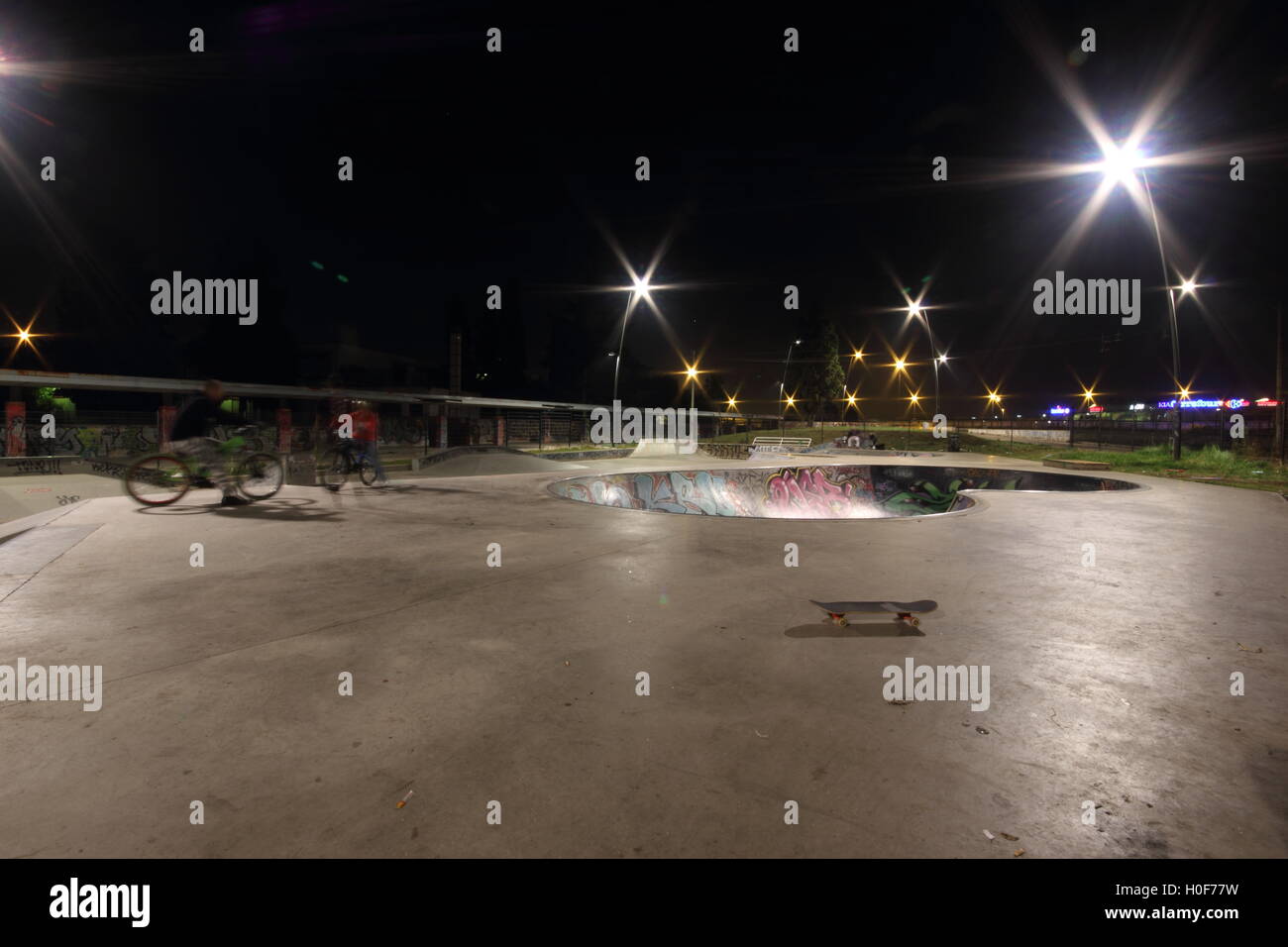 Un parc de planche à roulettes de Rome de nuit, skateboard, skate, skatepark Banque D'Images