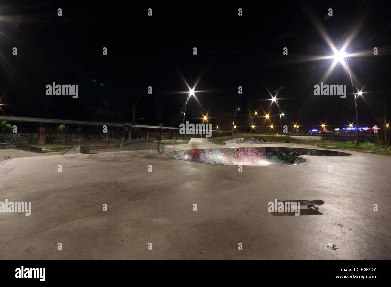 Un parc de planche à roulettes de Rome de nuit, skateboard, skate, skatepark Banque D'Images