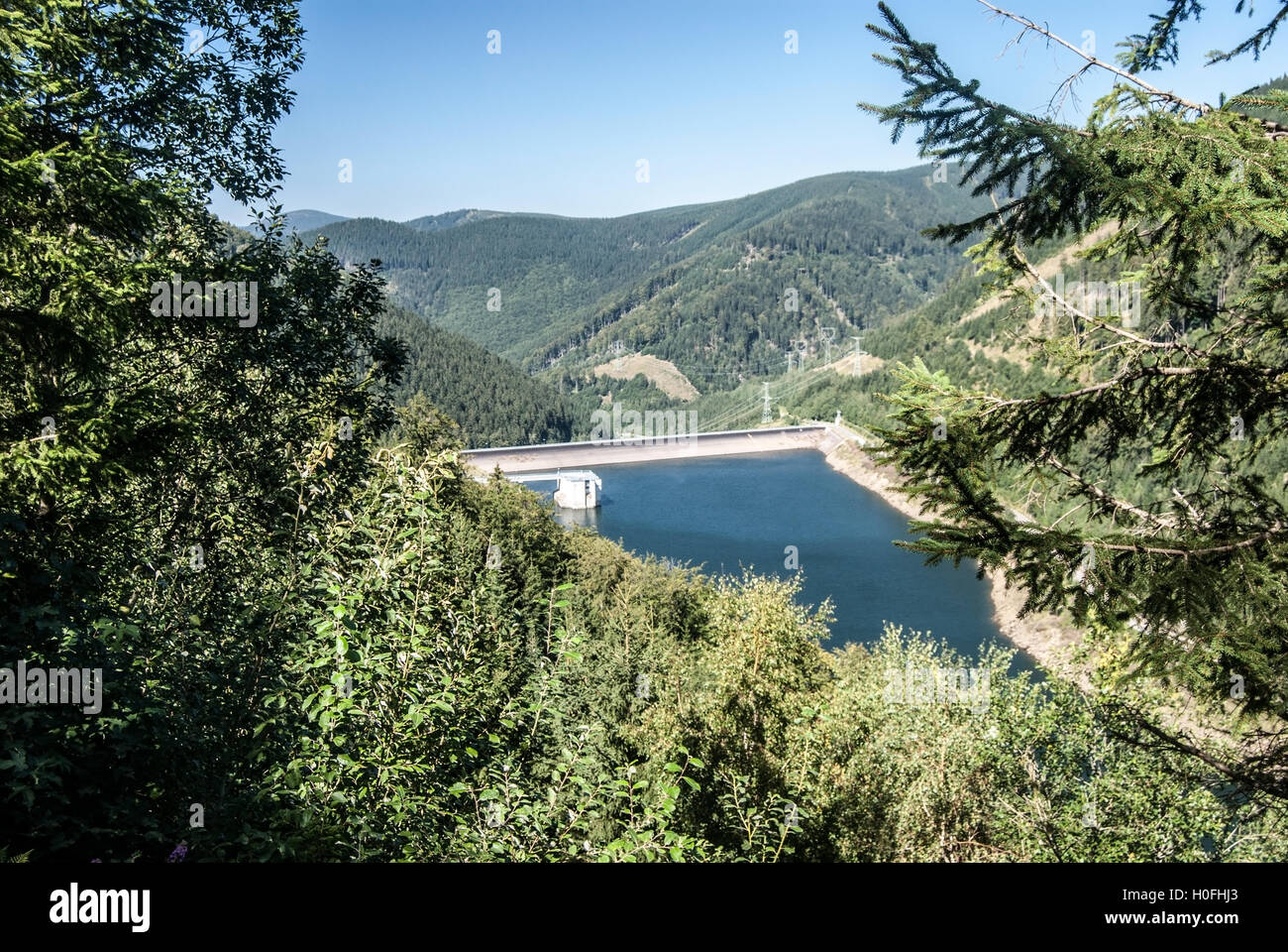 Réservoir d'eau inférieur de Dlouhe Strane hydro power plant avec des collines de l'arrière-plan et un ciel clair à Jeseniky mountains Banque D'Images