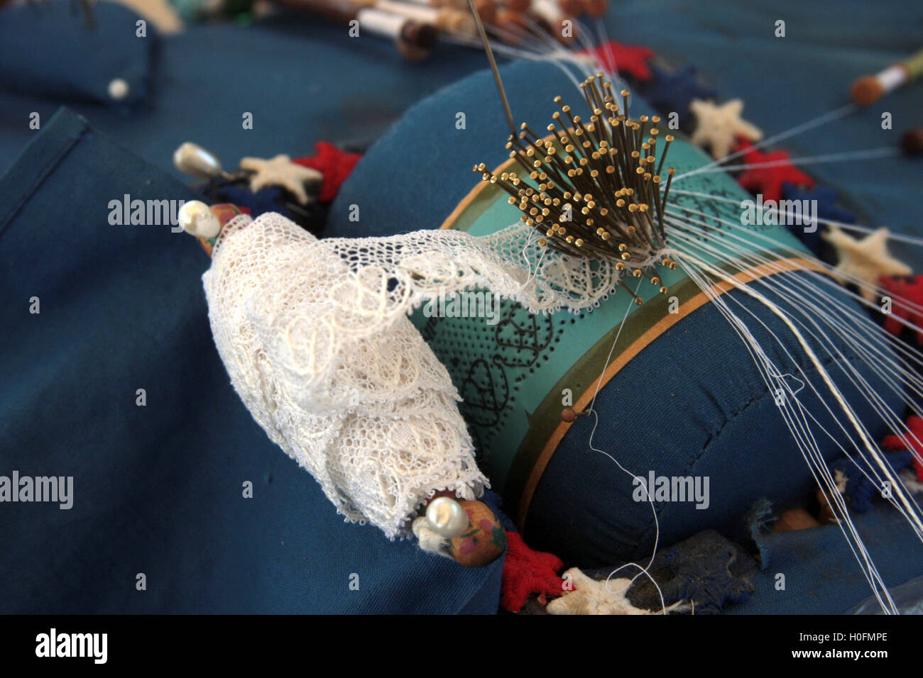 Close-up of old fashioned dentelle, utiliser les aiguilles et en coussinet Banque D'Images