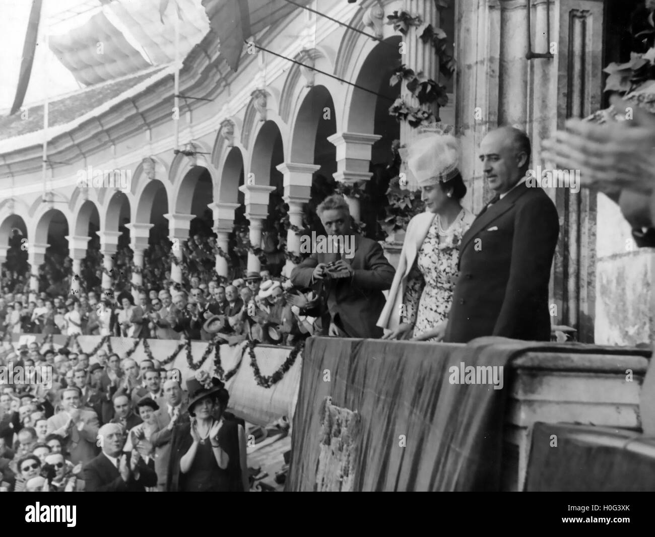 FRANCISCO Franco (1892-1975) Espagnol Caudillo avec femme Carmen, à une corrida à Séville en 1942 Banque D'Images